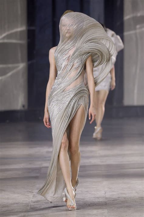 Pin By Manuela On 2023 Couture Fashion Sculptural Fashion