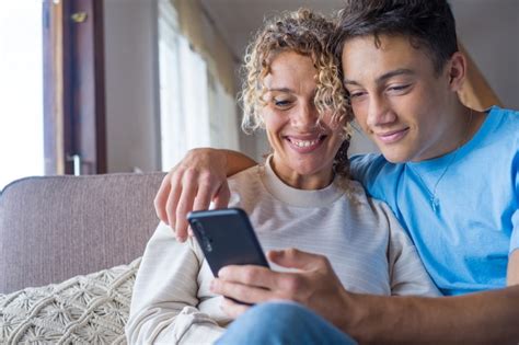 Sonriente Madre De A Os De Mediana Edad Descansa Con Un Hijo Adulto