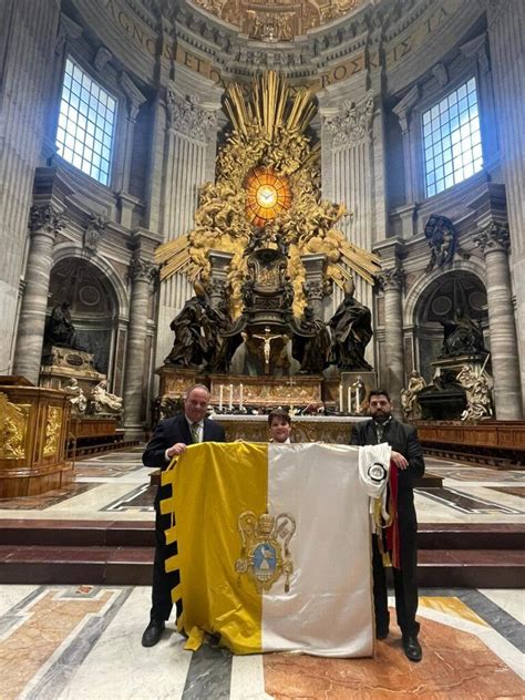 Bendecida En El Vaticano La Nueva Bandera Pontificia De La Paz Y