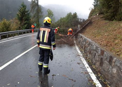 Alberi Caduti Sulle Strade In Val Passiria Per Il Forte Vento