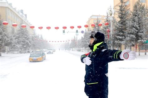 暴雪来袭 漠河市多部门积极应对强降雪