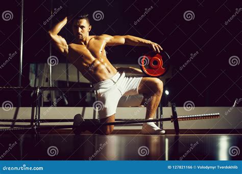 Hombre Muscular Con El Barbell Foto De Archivo Imagen De Hermoso