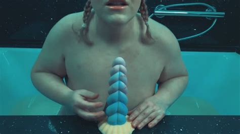 La MILF Chubby Autumn Snow juega con un consolador unicornio y recibe una eyaculación facial del