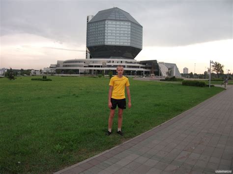 Парень в шортах возле библиотеки » Шорты фото