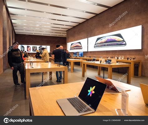 People inside Apple Store shopping for new technologies – Stock ...