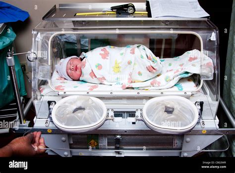 Premature Baby Incubator Hi Res Stock Photography And Images Alamy