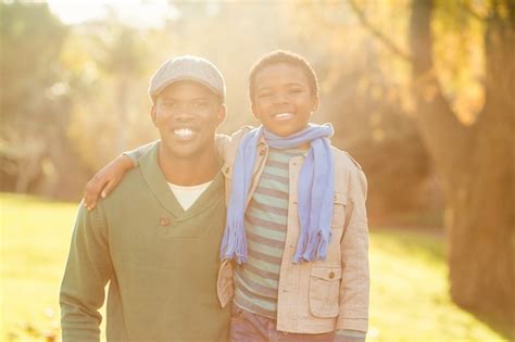 Retrato De Un Joven Padre Y Su Hijo Foto Premium