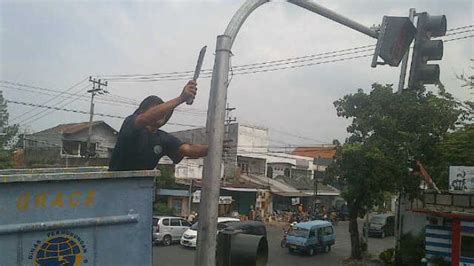 Beri Kenyamanan Pemudik Bersihkan Spanduk Yang Menutupi Traffic Light