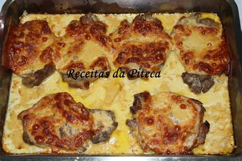 Costeletas do cachaço gratinadas queijo e fiambre do sabor intenso