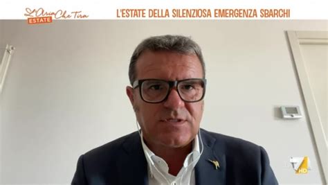 Palestra Allestita Come Dormitorio Per Migranti Gian Marco Centinaio