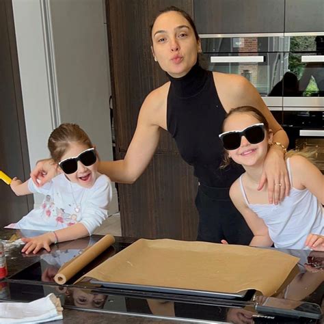 Gal Gadot Makes Hamantaschen With Kids For Jewish Holiday Purim Us Weekly