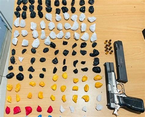 Pn Apresa Hombre Con Porciones De Presuntas Drogas Y Pistola Ilegal