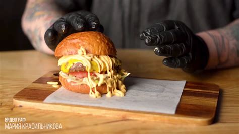 Съемка для контента бургерной / Бургер и аппетитный соус / Фуд съемка ...