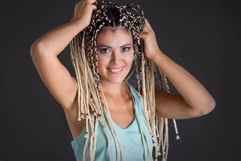 Femme Avec Des Dreadlocks Avec La Lucette Photo Stock Image Du