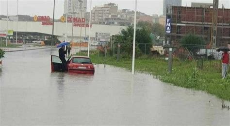 Cagliari Lo Sfogo Social Dell Automobilista Sommerso Dall Acqua