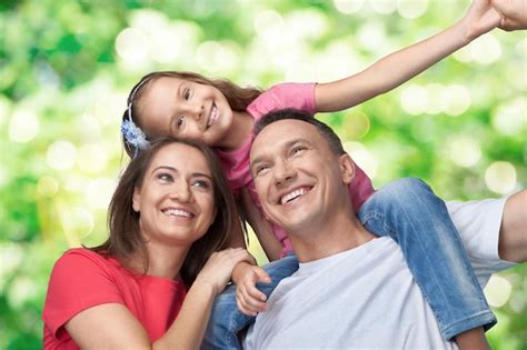 Familia Alegre Feliz En El Fondo Foto Premium