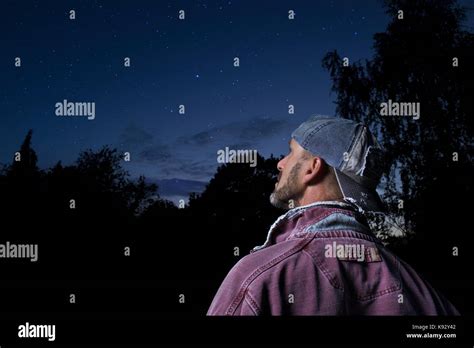 Homme Levant Les Yeux Au Ciel Banque De Photographies Et Dimages à Haute Résolution Alamy