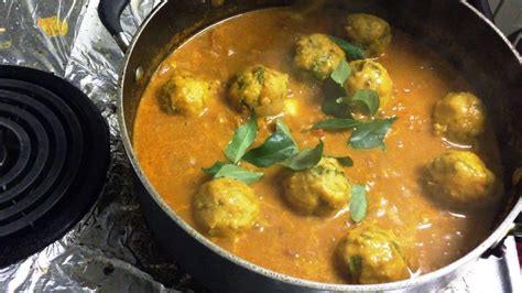 Paruppu Urundai Kuzhambu Lentil Ball Kuzhambu