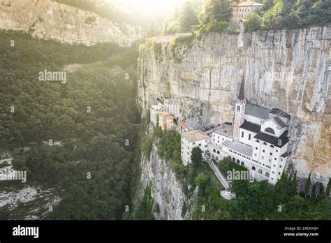 Vista aérea del Santuario de la Madonna della Corona Italia La