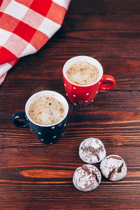 Kaffe med kakor och kanel fotografering för bildbyråer Bild av skum