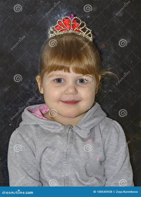 La Petite Fille Blonde Avec Des Yeux Bleus Photo Stock Image Du