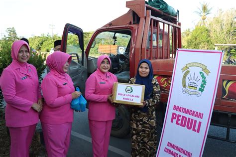 Ketua Bhayangkari Cabang Bintan Bagikan Takjil Dan Sembako Kepada