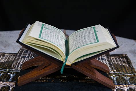 foto membaca quran terbaik  gratis  foto stok pexels