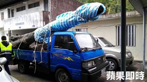 Awesome 山老鼠偷珍貴漂流木 遭警人贓俱獲 宜蘭警方昨獲報，只一名男子大剌剌的在溪床搬運漂流木，完全沒遮蔽就要載下山，警方動員攔查圍捕