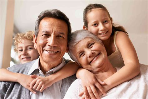 Los niños que crecen con sus abuelos son más felices dice un estudio