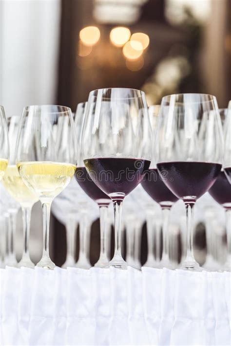 Filas De Copas De Vino Rojas Y Blancas En El Mantel Blanco Foto De