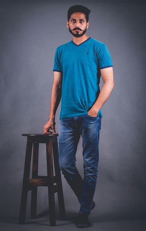 foto pria berdiri  samping bangku kayu foto stok gratis