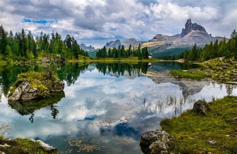 Fantastisk Lago Di Federa Se Med H Rlig Reflexion Det Majest Tiska