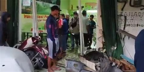 Sopir Tidak Hati Hati Mobil Tabrak Sejumlah Motor Dan Warung Di Duren