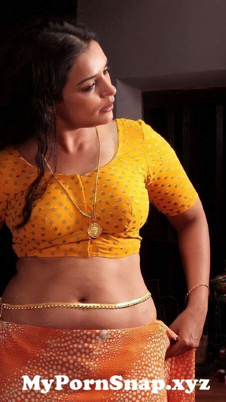 Malayalam Actress Swetha Menon Hot Navel Show Stills In Saree