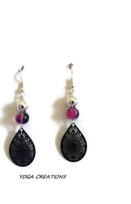 Boucles D Oreilles En Perle De Verre Fushia Noire Et Breloque Estampe