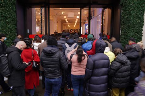 Number of shoppers at Boxing Day sales drops by 50% amid Omicron surge