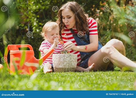 Femme Enceinte Avec La Petite Fille Dans Le Jardin Image Stock Image