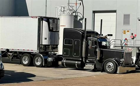 Pin By Mark Maida On Peterbilt Conventional Peterbilt Trucks Big