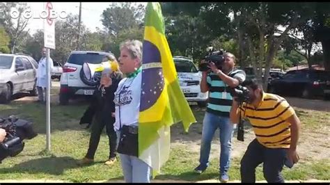 Manifestantes Pr E Contra Liberta O De Dirceu Batem Boca Na Porta Do