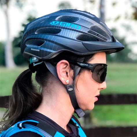 Capacete Ciclismo Feminino Giro Vasona Viseira Cinza E Verde Hupi