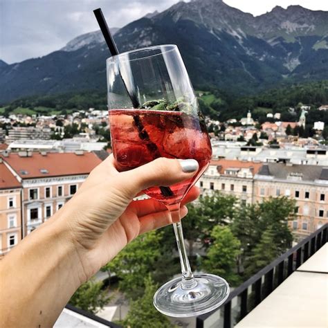 Primer Plano De Una Mano Sosteniendo Una Copa De Vino Contra Una