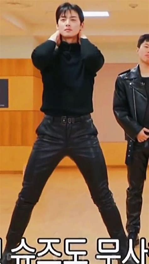 Cha Eun Woo ASTRO Hot In Leather Video Chicos Apuestos Chicos