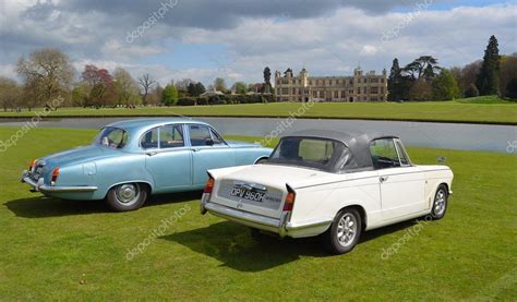 Dos Coches Cl Sicos Frente A Una Casa Se Orial Un Triumph Herald