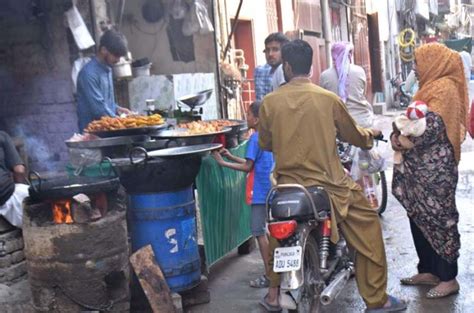 A Vendor Preparing Samose For Iftari On The First Day Of The Holy Month