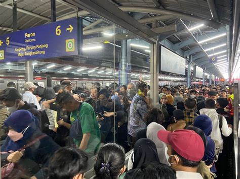 3 Fakta KRL Parung Panjang Rangkasbitung Gangguan Penumpang Menumpuk