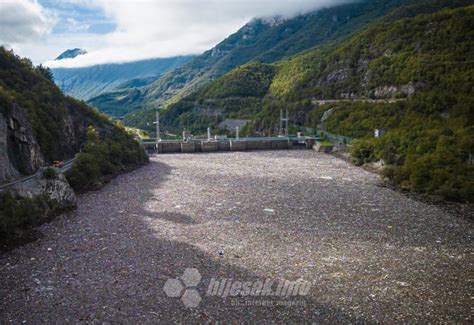 FOTO Nevjerovatni Prizori Gomile Otpada Skupljaju Se Na Branama