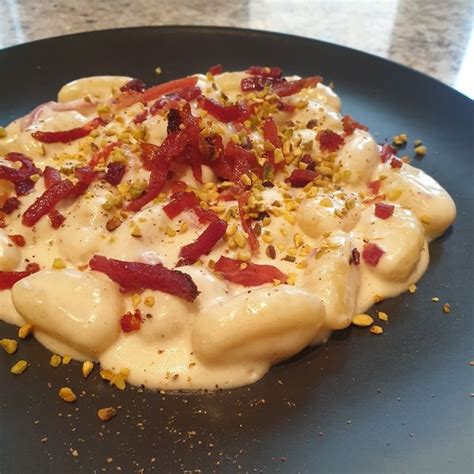 Gnocchi Di Patate Con Crema Di Taleggio Speck E Granella Di Pistacchio