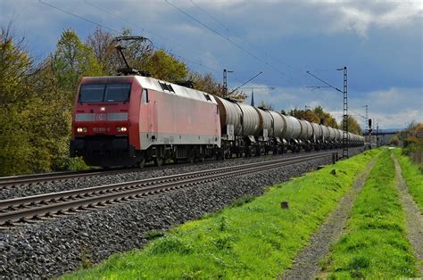 DB Cargo 152 019 6 zieht ihren Kesselwagenzug in Richtung Gemünden