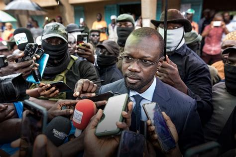 Sénégal Lopposant Ousmane Sonko Sorti De Force De Son Véhicule Et