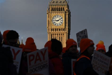 Médicos inician huelga de seis días para exigir mejores salarios en